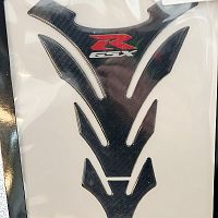 картинка Наклейка на бак Suzuki GSX-R carbon 4 30552 от магазина moto-bazar61.ru