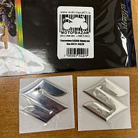 картинка Наклейка SUZUKI буква на бак 68111-18G20 от магазина moto-bazar61.ru