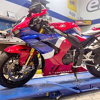 Мотоцикл HONDA CBR 1000 RR-R SP 2020 SC82-1000977 - вид спереди и сбоку