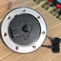 картинка Крышка бензобака KAWASAKI GPZ/ZZR/ZXR 210-217 от магазина moto-bazar61.ru