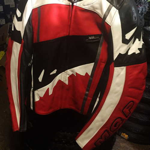 картинка КУРТКА  кожа MQP ACES blk/white/red 54 15698 от магазина moto-bazar61.ru фото 2