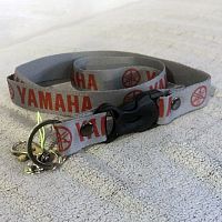 картинка Шнурок для ключей YAMAHA grey/red Y90-466 от магазина moto-bazar61.ru