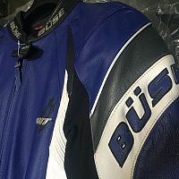 картинка Комбинезон  кожа BUSE Spirit blk/blue/wh 54 32010B от магазина moto-bazar61.ru