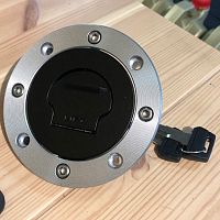 картинка Крышка бензобака SUZUKI GSX-R600/750/1100 210-205 97-00 от магазина moto-bazar61.ru