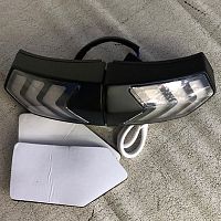 картинка Стоп-сигнал+повороты на шлем диодный беcпроводной 18640 от магазина moto-bazar61.ru