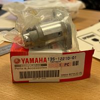 картинка Натяжитель цепи ГРМ YAMAHA 13S-12210-01 R6 06-17 от магазина moto-bazar61.ru