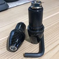картинка Грузики руля EMGO ANTI-VIBRATION BAR END CARBON 23-96478 от магазина moto-bazar61.ru