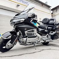 Мотоцикл Honda GL 1800 Gold Wing 2014 года — фото спереди
