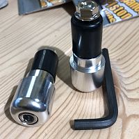 картинка Грузики руля EMGO ANTI-VIBRATION BAR END C SILVER 23-96482 от магазина moto-bazar61.ru