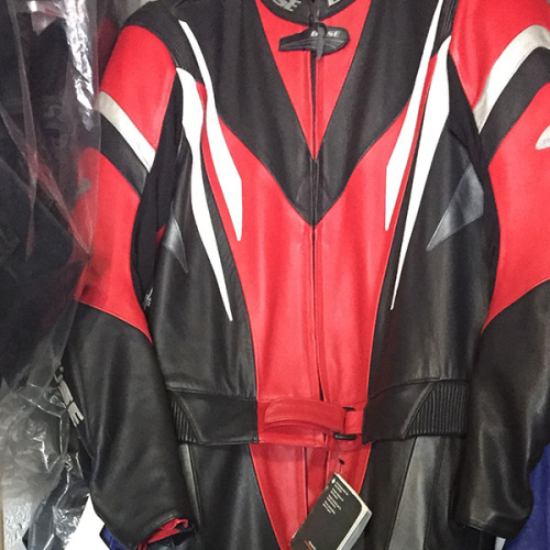 картинка Комбинезон  кожа BUSE Dynamic blk/red/wh 54 4460C от магазина moto-bazar61.ru фото 4