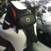 картинка Cумка на бак NICHE 31*16*6 см на магнитах NMO-8229B от магазина moto-bazar61.ru